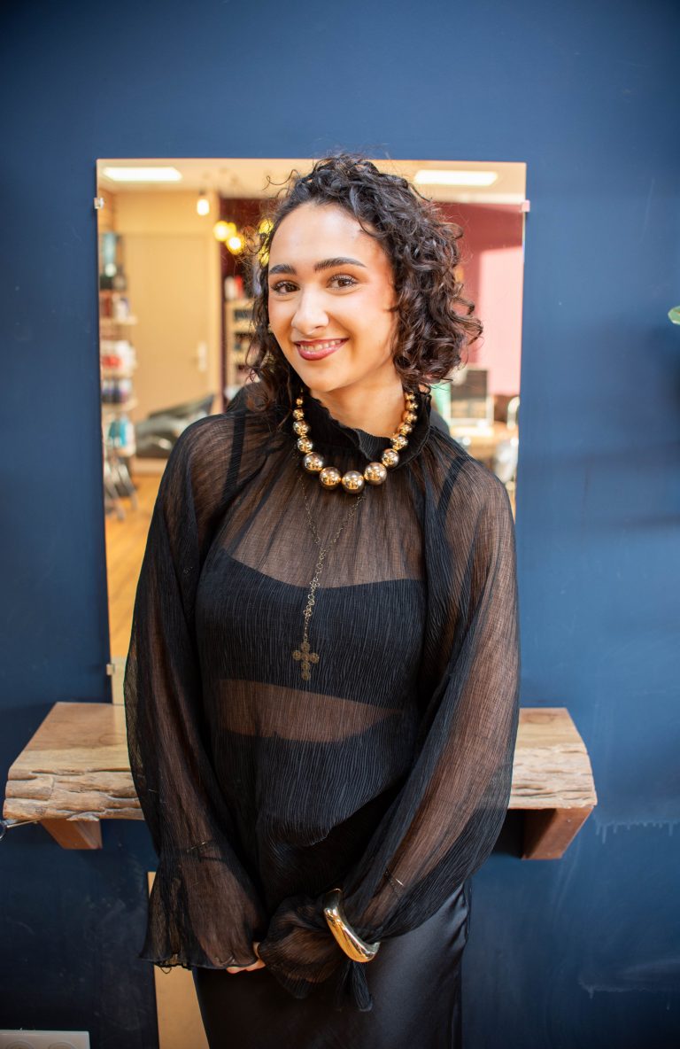 Elisa, coiffeuse polyvalente au salon